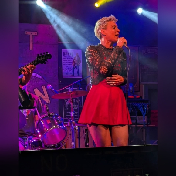 Meet your Posher, Erin - Picture 2 of 5